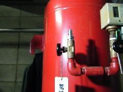 スプリンクラー圧力タンクへ窒素ガス充填事例
