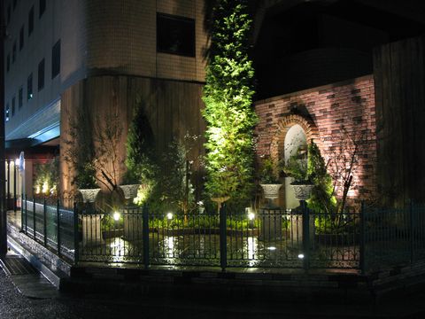 シティーホテルの外構＆植栽　（角地の庭　レンガアーチ）尼崎