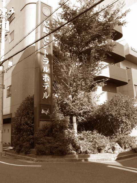 シティーホテルの外構＆植栽　（角地の庭　レンガアーチ　コニファーガーデン）尼崎