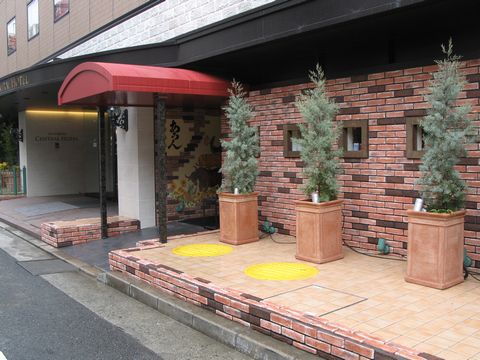 シティーホテルの外構＆植栽　（角地の庭　レンガアーチ　コニファーガーデン）尼崎