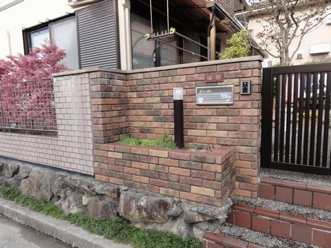 ブロック塀のジョリパット塗り替え　　（石笠置　レンガパターン　弊ひび割れ補修）猪名川町