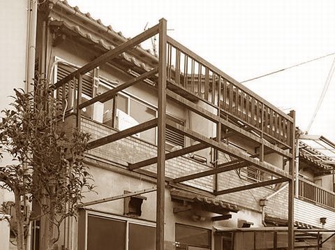 鋼製フレームにバルコニー+テラス屋根