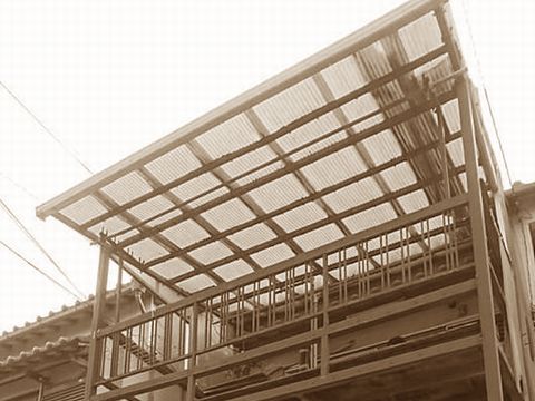 鋼製フレームにバルコニー+テラス屋根