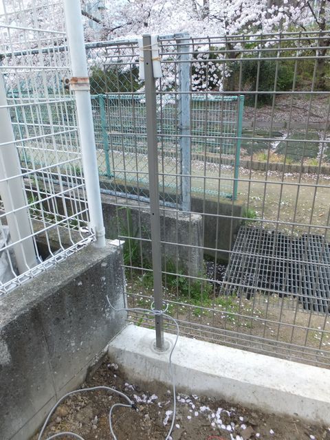 コンクリート擁壁にフェンス施工（コア抜き）　間仕切り　塀工事