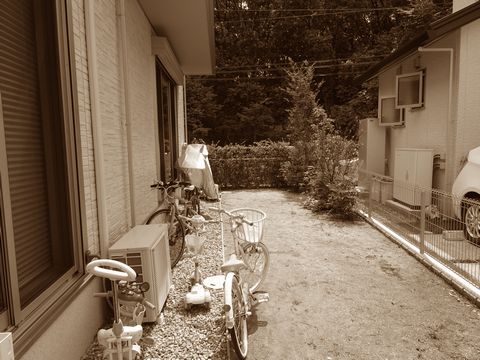 タイルテラスの庭　　　　　（エコスマタウン　タイルテラス　芝庭　ピンコロ曲線）堺市南区