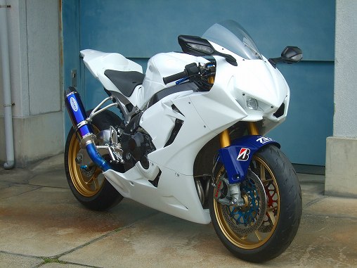 １７ １９ ｃｂｒ１０００ｒｒ用 ストリートフルカウル レース用バイクパーツの製造 販売 自動車板金 塗装 車検 Frpの事ならクレバーウルフ