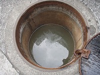 建物の排水管が合流したところで詰まり発生