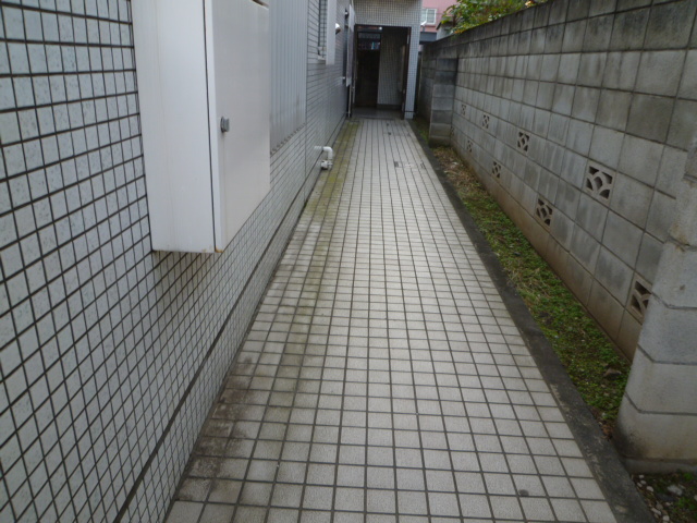 永土処理 作業前 永土処理 作業前 永土処理 作業中 東京郊外マンションの永土処理