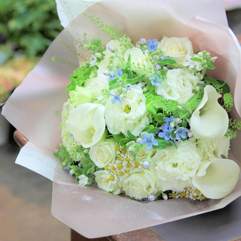 白バラとブルースターの花束