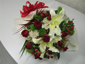赤バラとカサブランカの花束 M 030 スマートフォン
