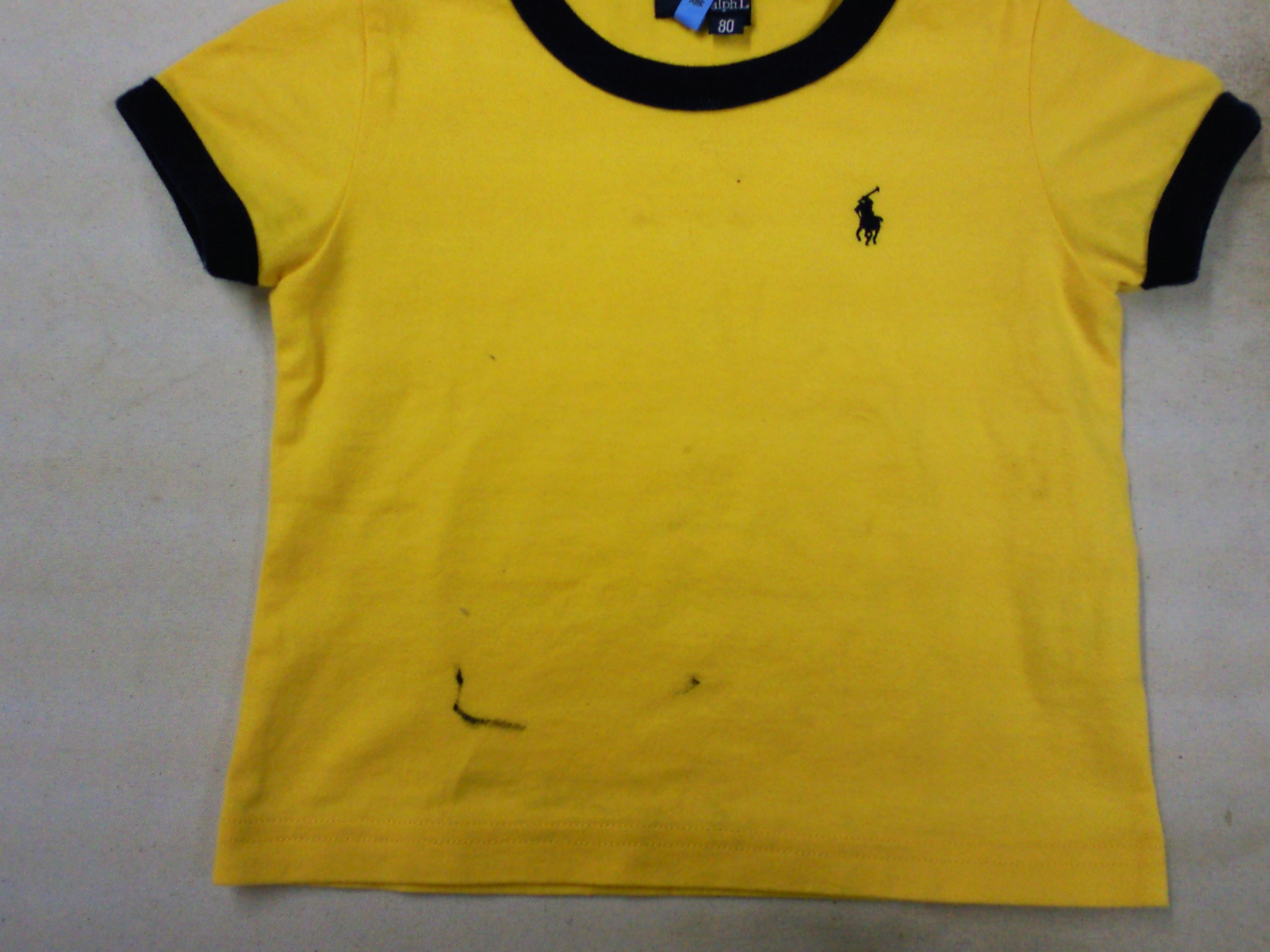 お子様のTシャツに付いた油性ペンの染みです。黄色地に黒のインクは結構目立ちます。