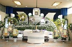 やすらぎホール別館で素敵な花祭壇　まごころ45プランで施行(実例）