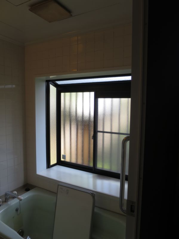 伊丹市で浴室窓リフォーム 尼崎のインテリアクワハラ。伊丹、西宮も対応。