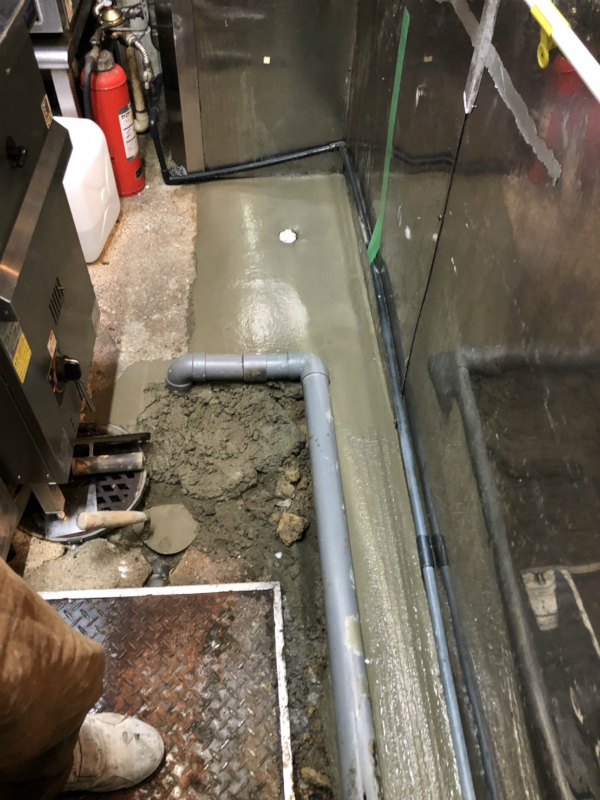 厨房のコンクリート床　陥没補修