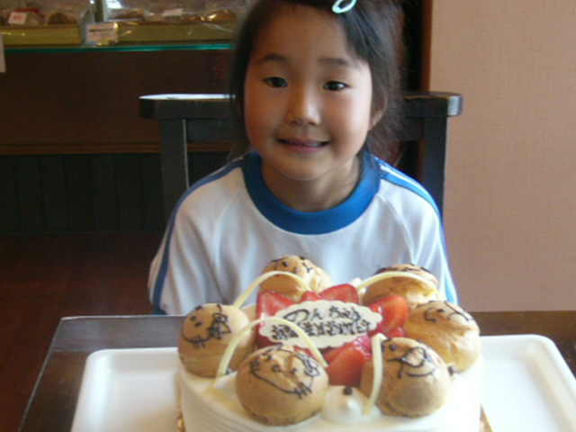 お誕生日ケーキのご紹介 オリジナルケーキ 生菓子の販売 焼き菓子の通販 誕生日ケーキの事は大阪府堺市のパティスリーフォンセへ
