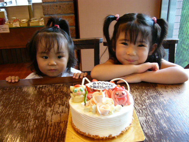 お誕生日ケーキのご紹介 オリジナルケーキ 生菓子の販売 焼き菓子の通販 誕生日ケーキの事は大阪府堺市のパティスリーフォンセへ