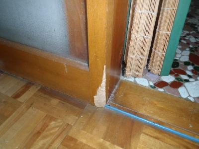 �����̃h�A�≦�̊p���J�W���Ă��܂����B