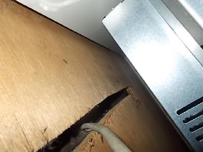 �K�X�����W�̔w�������ɓd���P�[�u���̎��o������