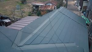 屋根のアスベストを抑える工事（かさね葺き工事）