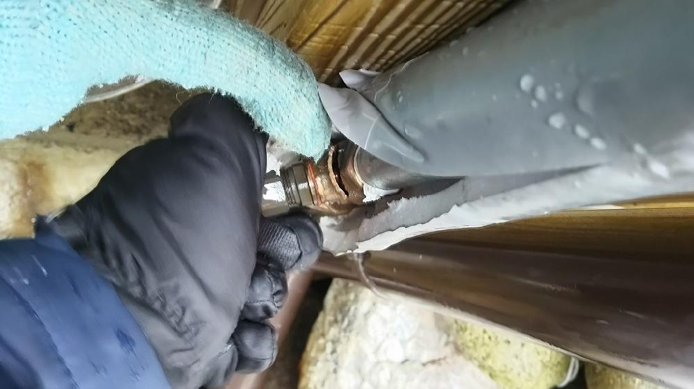 水道配管のバルブ交換作業