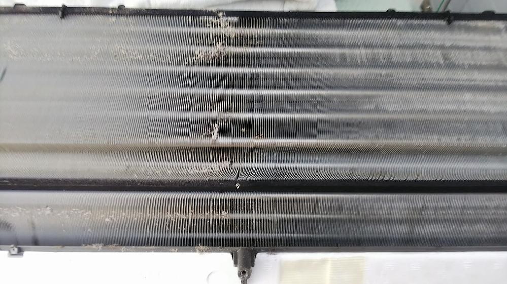 富士通製のエアコン清掃前の熱交換器