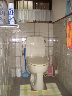 一般的なタイル張りのトイレ