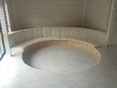 構造用合板の円形椅子