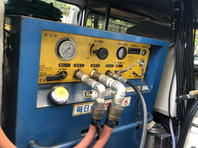 部屋の外の排水管つまり抜き