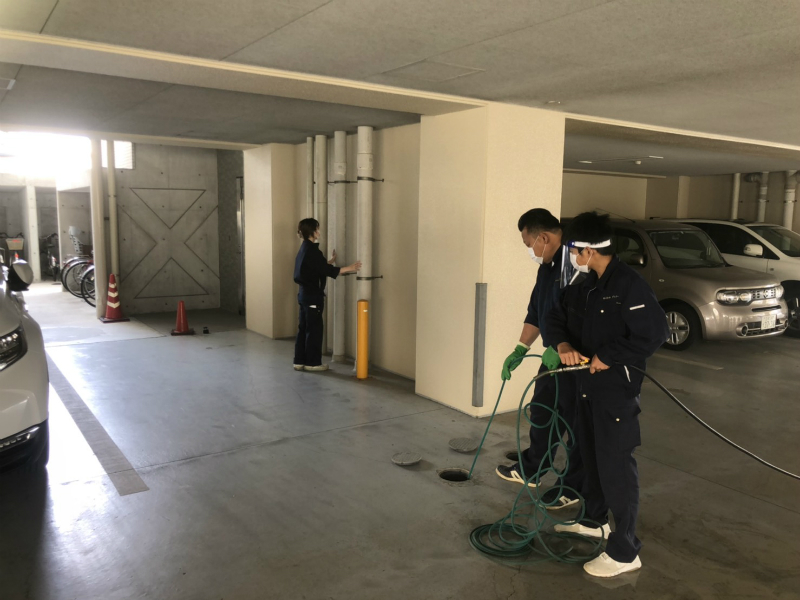 部屋の外の排水管つまり抜き
