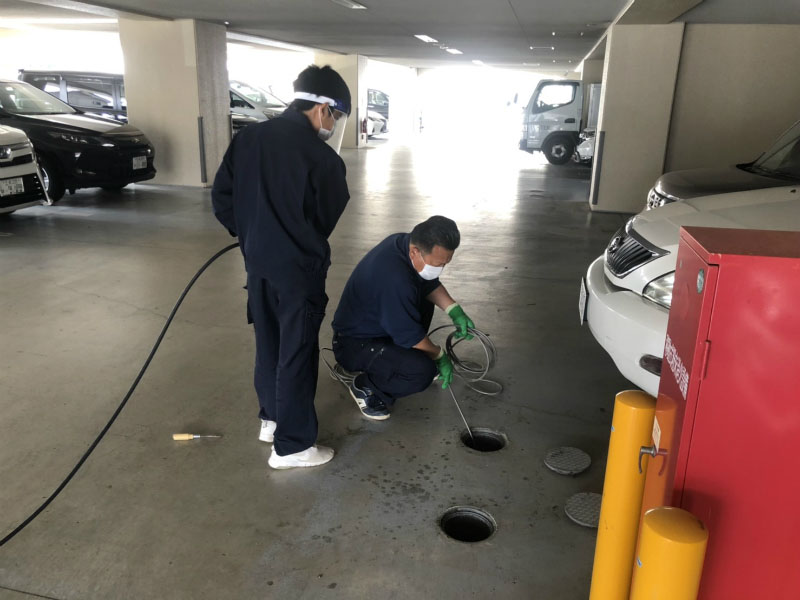 部屋の外の排水管つまり抜き