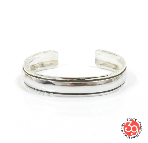 Sunku SK-135 REPOUSSE WIDE BANGLE "S"