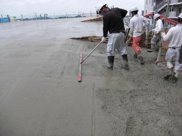 駐車場の平場の均し作業