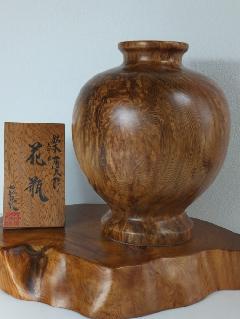 NO 163屋久杉　壷（虎杢）瘤木独特のキラキラがあり　すばらしい作品です。　（直径24cm×高さ33cm）