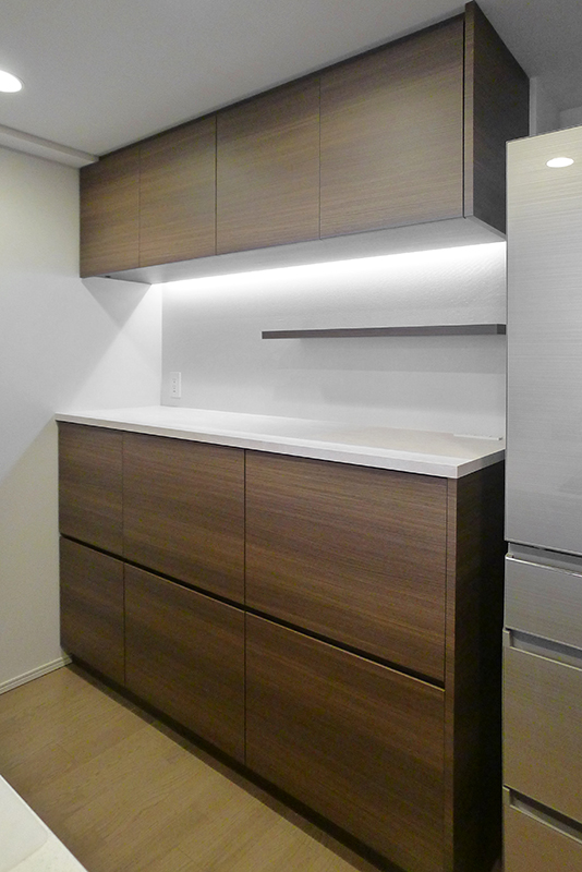 シンプルにデザインされたオーダー メイド家具の食器棚 マンション 相模原市中央区 カピリナデザインリフォーム