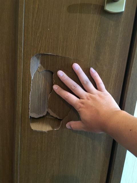 穴割れ修理するトイレドア扉