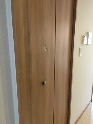 パンチ穴の割れを補修するクローゼットドア扉