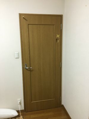 パンチ穴割れ補修する洋室ドア扉