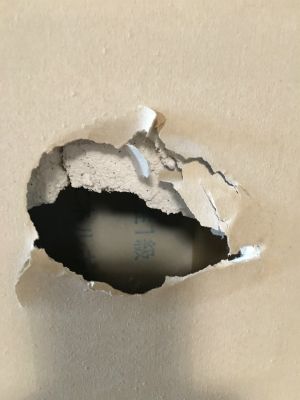 穴割れを修理する壁紙クロス