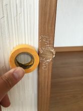 ペット犬によるかじり傷跡を補修するドア扉の木枠