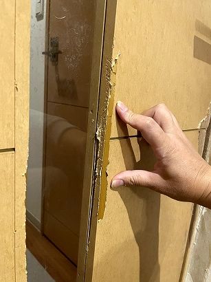 �y�b�g���ɂ��h�A���Ђ��������E�ǌ���C ���Ɍ��_�ˎs �I�[�X�g�����A�u16�Ζ���SNS�֎~�v