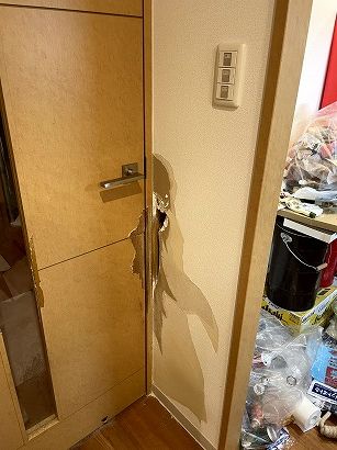 �y�b�g���ɂ��h�A���Ђ��������E�ǌ���C ���Ɍ��_�ˎs �I�[�X�g�����A�u16�Ζ���SNS�֎~�v