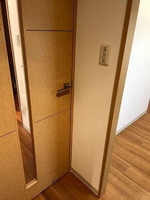 �y�b�g���ɂ��h�A���Ђ��������E�ǌ���C ���Ɍ��_�ˎs �I�[�X�g�����A�u16�Ζ���SNS�֎~�v