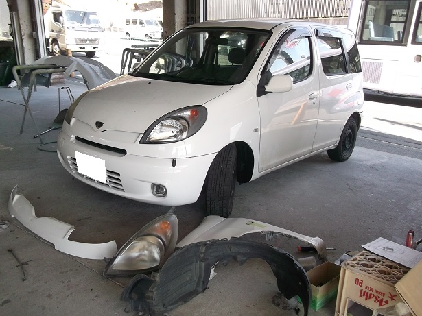 Toyota ファンカーゴ 左フロント 事故 修理 中古部品にて修理しました