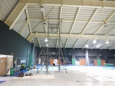 体育館の天井照明器具交換に伴う足場工事 Toei Japan