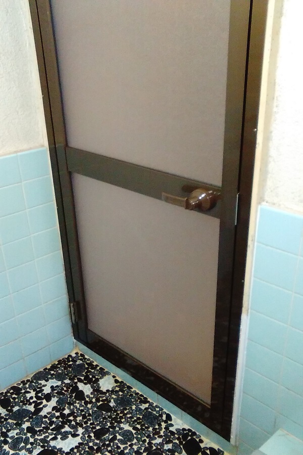 浴室　バスルーム　入口　ドア　交換