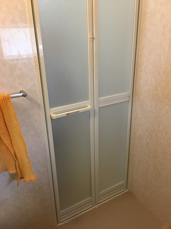 浴室　折れ戸　カバー工法　段差　