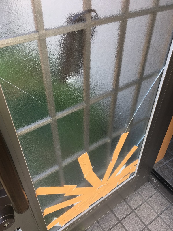 玄関　ガラス　破損　ドア　交換　家　事故　子供