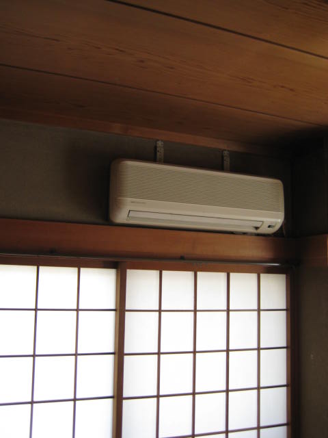 天井より吊り金具で取付したエアコン室内機