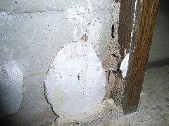 コンクリート造りの玄関枠シロアリ被害写真